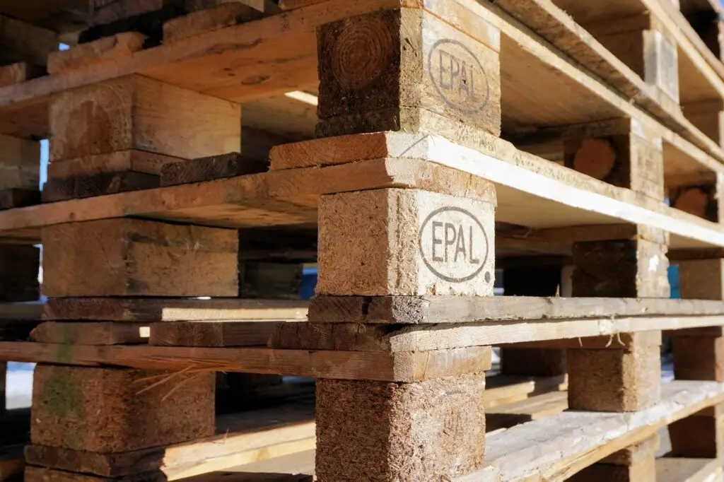 Gestapelte EPAL-Paletten aus Holz