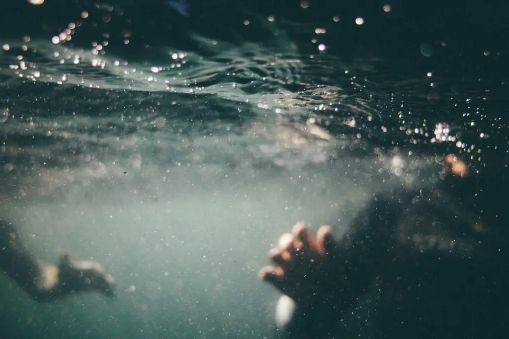 Unterwasseransicht eines schwimmenden Menschen.